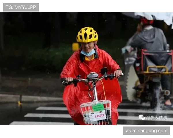特写：大雨突袭导致比赛暂停，球员在会所内的百态