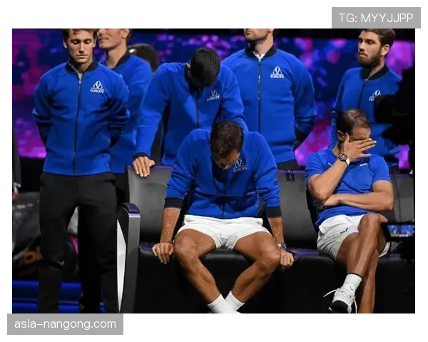 都灵vs热那亚比赛因客队球迷投掷烟雾弹中断十五分钟