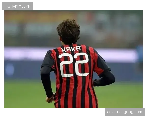 特写:37岁的吉鲁在米兰训练后加练50个定位球头球攻门 特写:37岁的吉鲁在米兰训练后加练50个定位球头球攻门